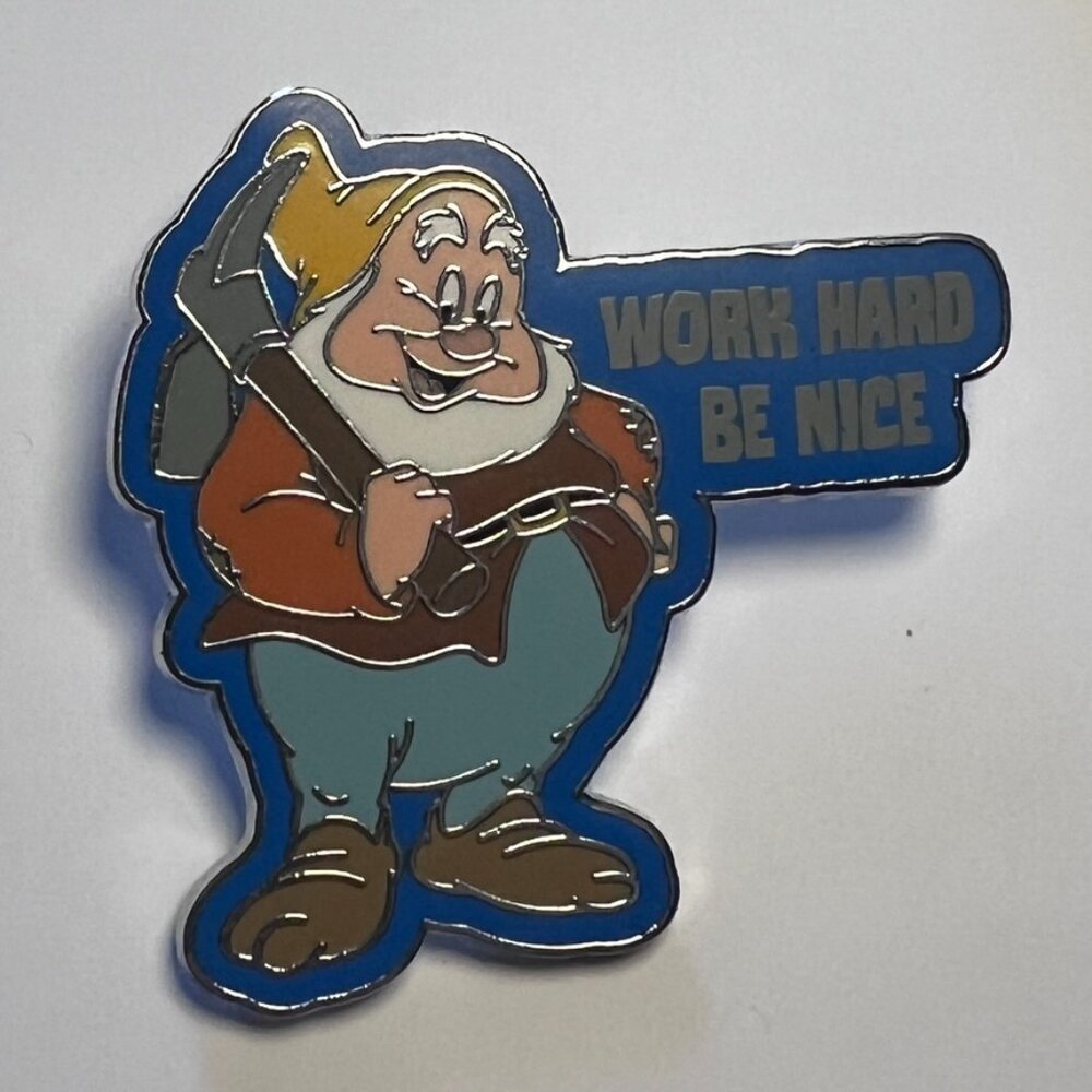 snow white – happy “work hard be nice” 💛 disney trading pin
